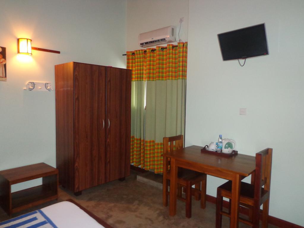 Blue Elephant Tourist Guesthouse Kudapaduwa ภายนอก รูปภาพ