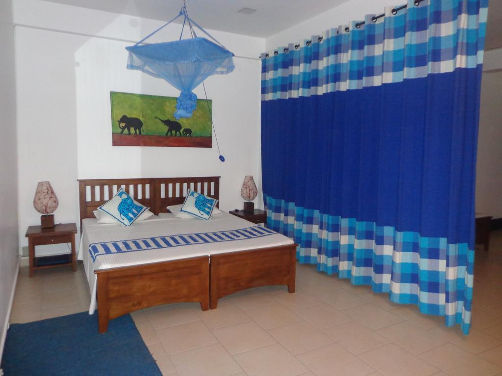 Blue Elephant Tourist Guesthouse Kudapaduwa ภายนอก รูปภาพ