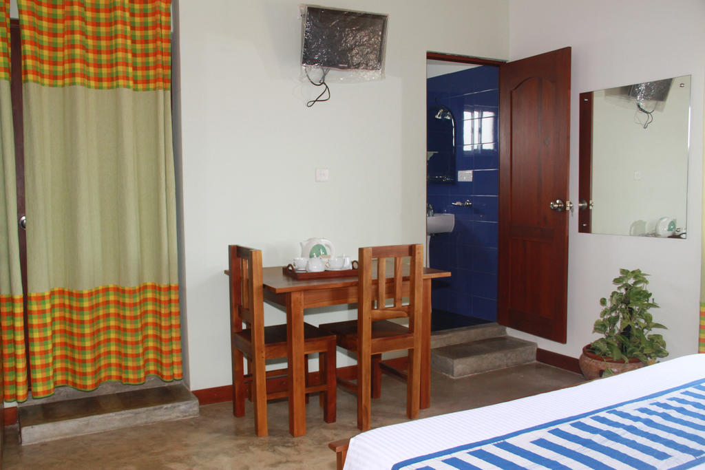 Blue Elephant Tourist Guesthouse Kudapaduwa ภายนอก รูปภาพ